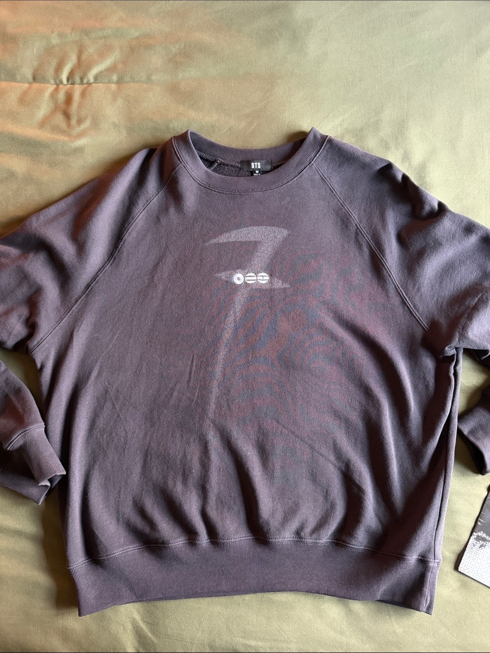 {BTS} Arirang Tour crew neck sweater pullover M + V’s Layover EP - Picture 2 of 12